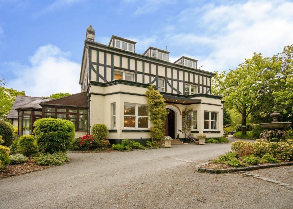 Vista frontal de la propiedad