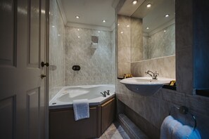Combined shower/tub, jetted tub, rainfall showerhead, free toiletries - Brook Hall Hotel (Ellesmere Port)