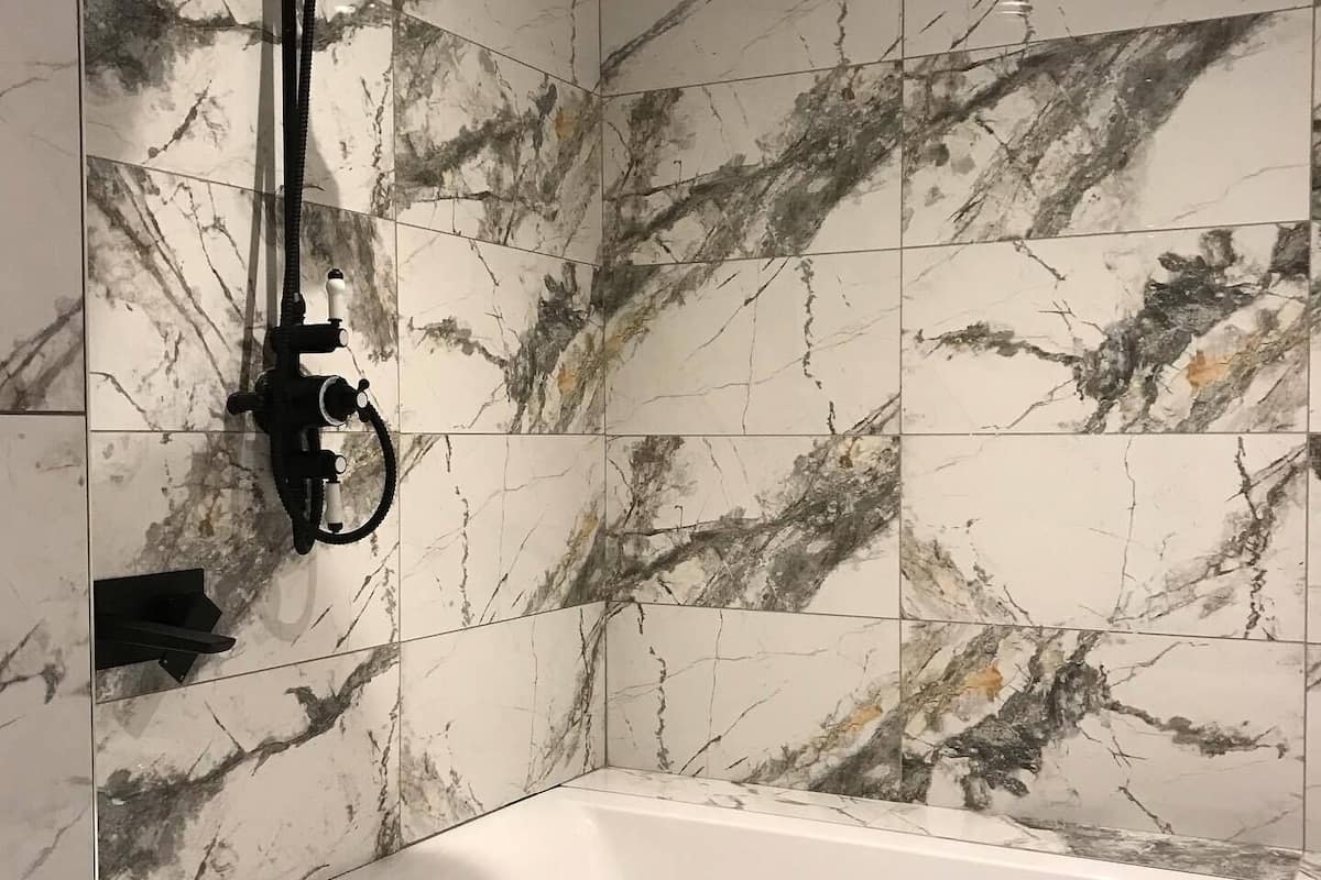 executive room | bathroom | combined shower/bathtub, jetted bath, rainfall showerhead