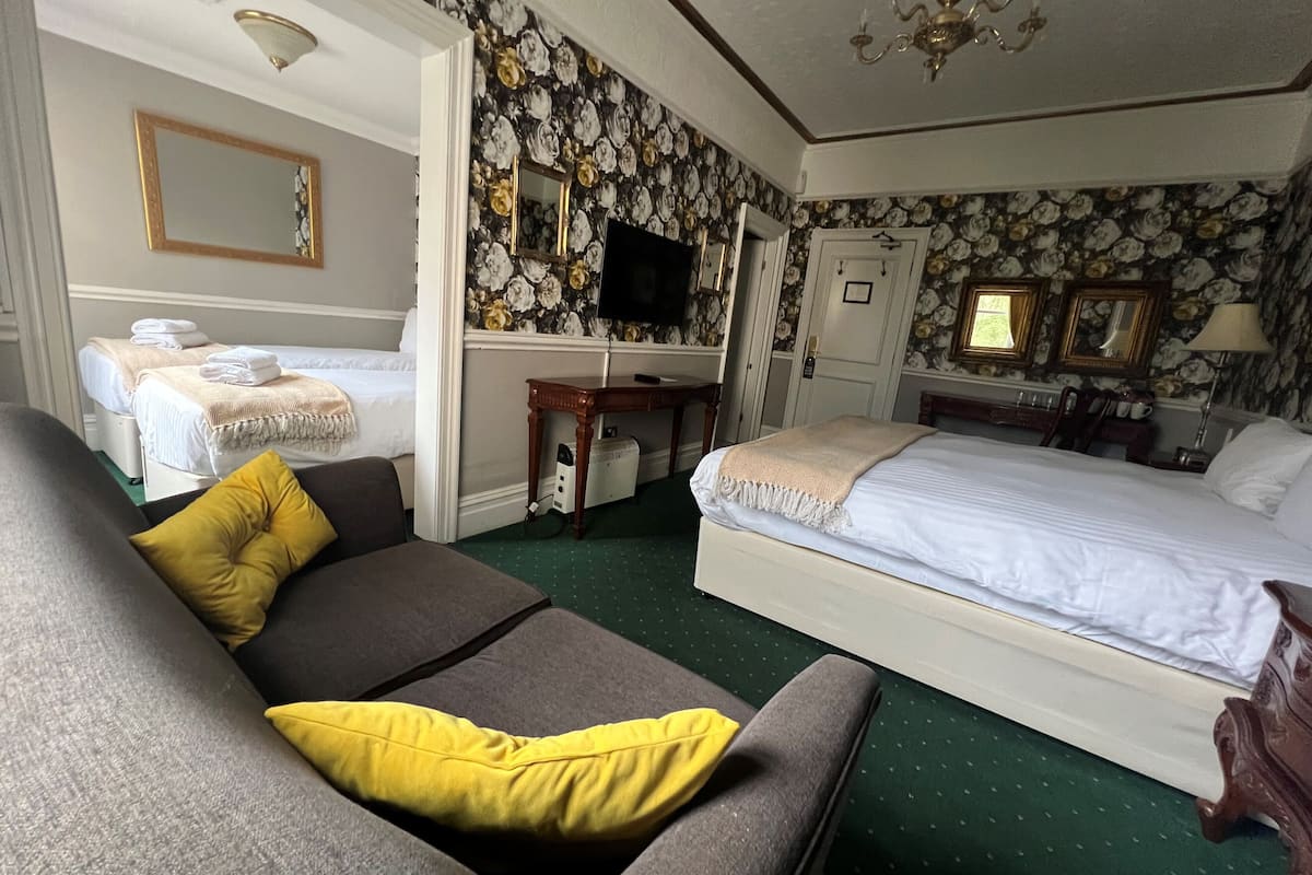 family room | 1 bedroom, premium bedding, down duvets, memory-foam beds