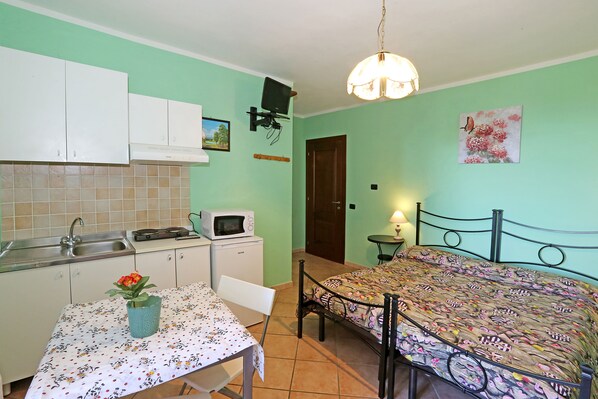 Quarto standard | Cozinha privada | Cooktop, cafeteira/chaleira, mesas de jantar