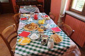 Café da manhã continental todos os dias (EUR 5 por pessoa) 