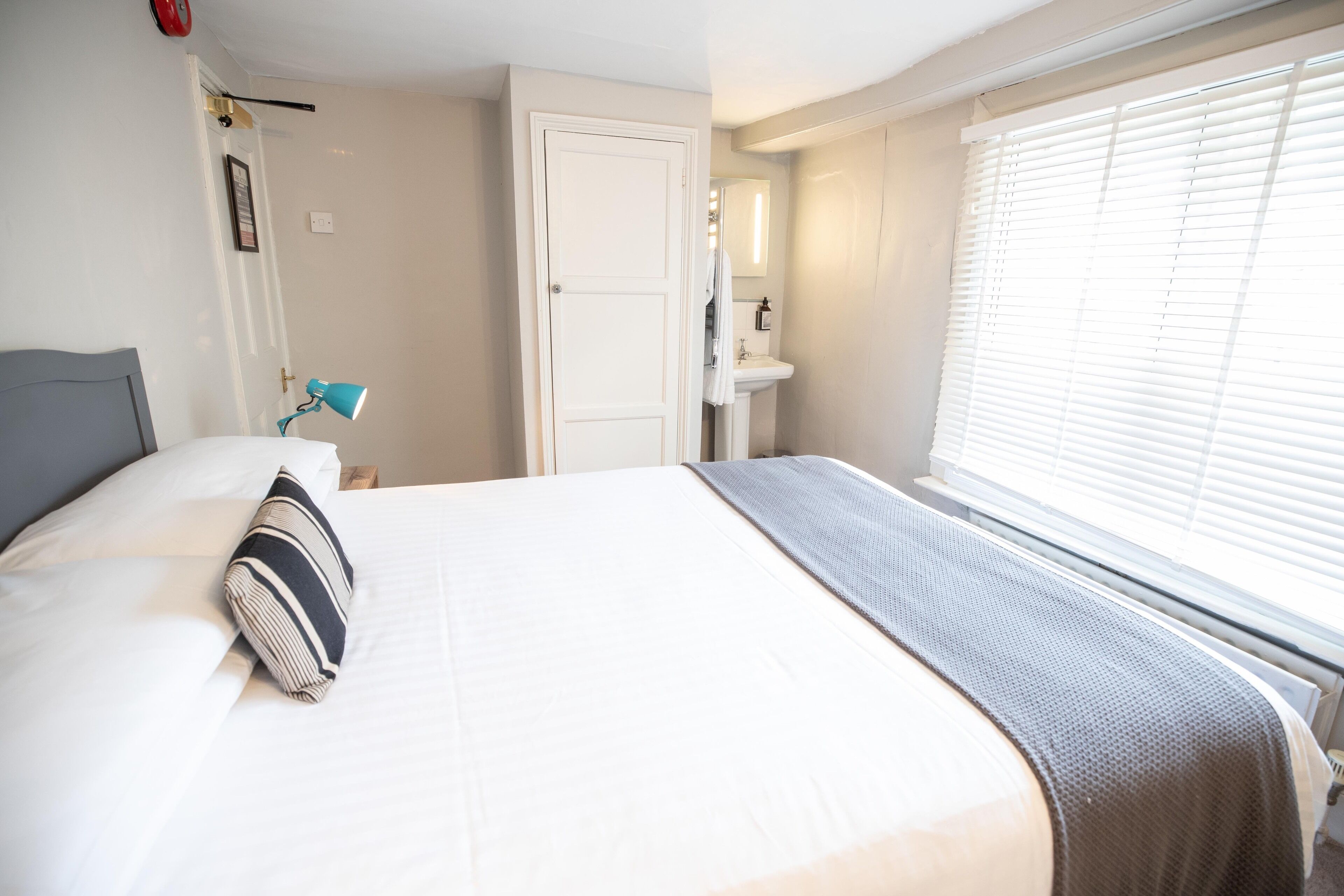 Quarto casal, banheiro compartilhado