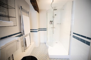 Deluxe Double Room, Ensuite | Bathroom | Towels