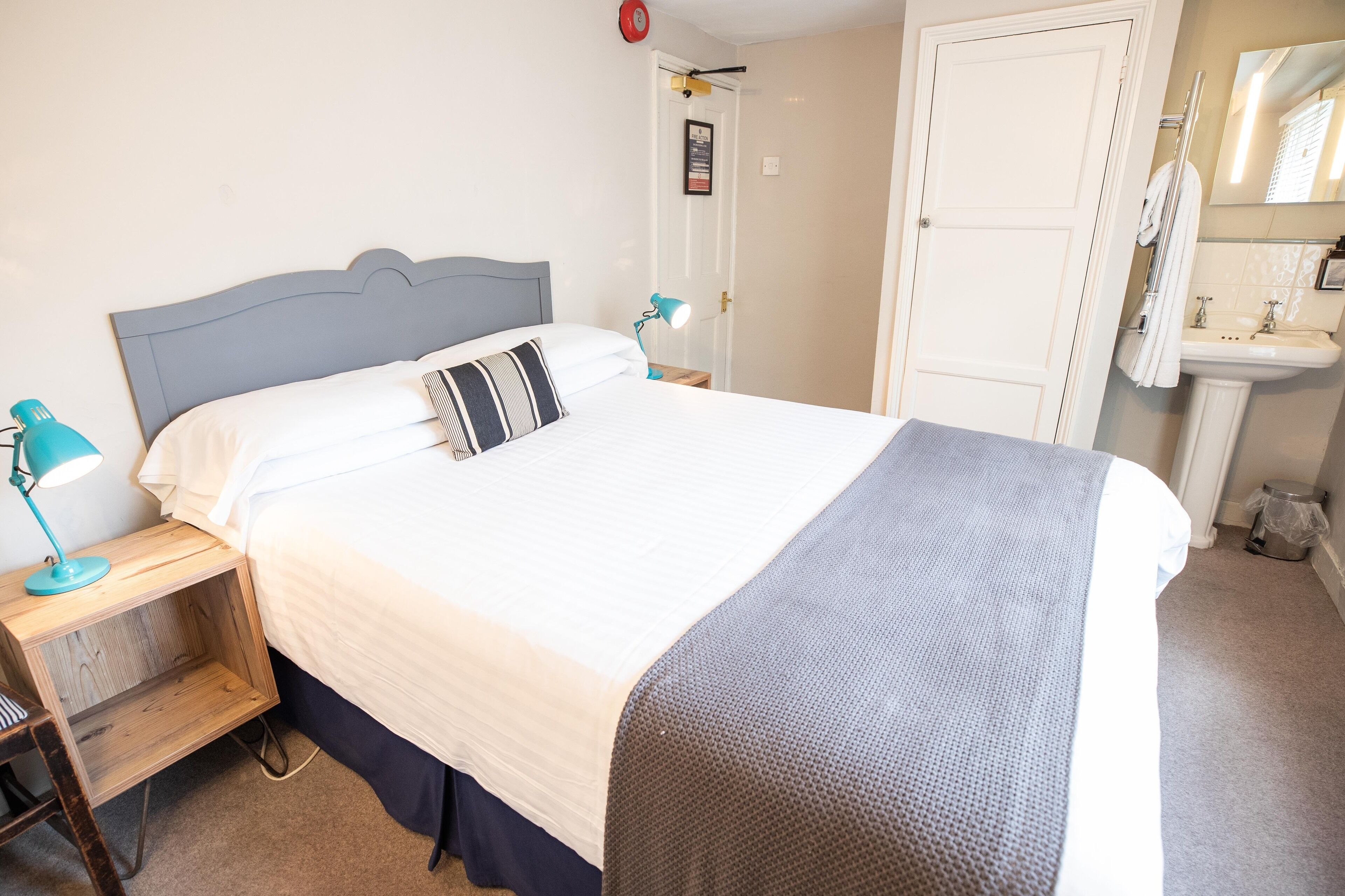 Quarto casal, banheiro compartilhado