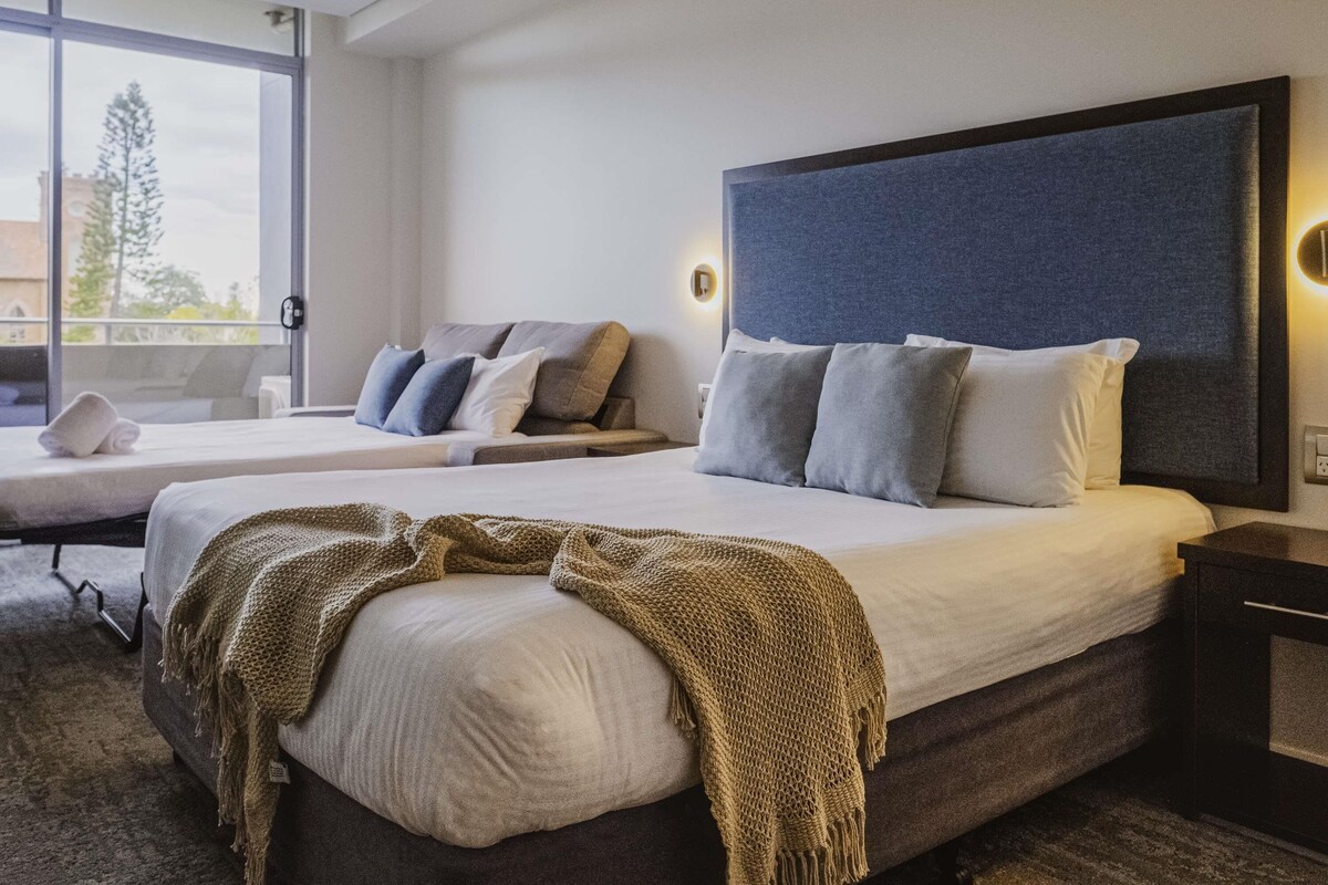 Sengetøy av topp kvalitet, minibar, skrivebord og blendingsgardiner
