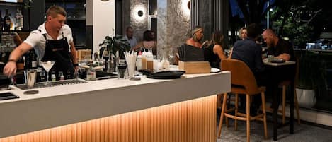 Petit déjeuner et dîner servis sur place