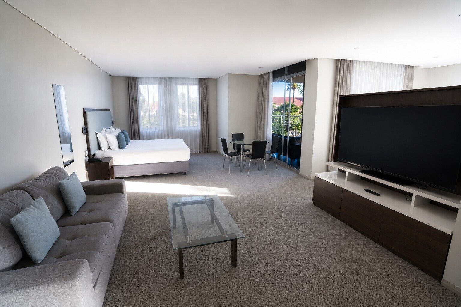 Suite familiar, 1 cama King size (Spa) | Ropa de cama de alta calidad, minibar, escritorio y cortinas blackout 