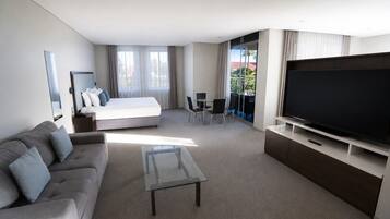 Familie suite, 1 kingsize bed (Spa) | Luxe beddengoed, een minibar, een bureau, verduisterende gordijnen