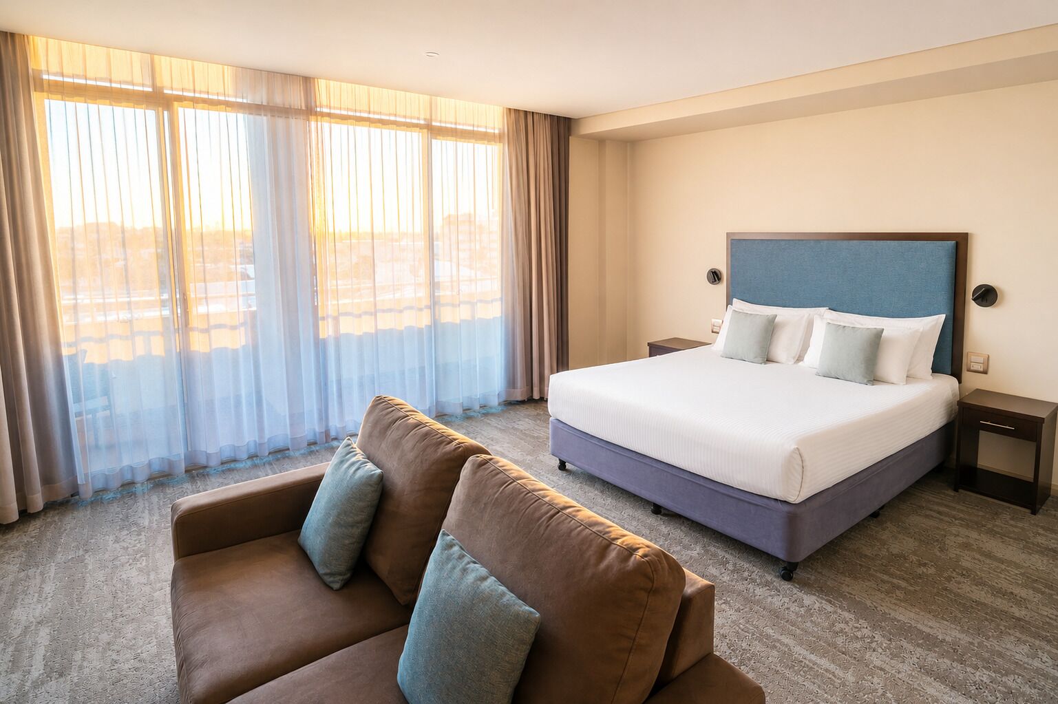 Kamar Deluks, 1 Tempat Tidur King, balkon | Seprai premium, minibar, meja kerja, dan tirai kedap cahaya