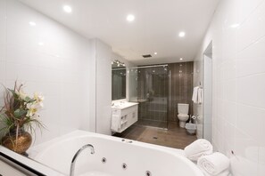 Deluxe Room 1 King Bed with Spa and Balcony | Premium bedding, minibar, desk, blackout drapes - Mercure Centro Port Macquarie (Port Macquarie)