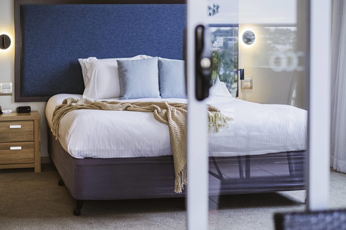 Standard Room, 1 Queen Bed, Balcony | Premium bedding, minibar, desk, blackout drapes
