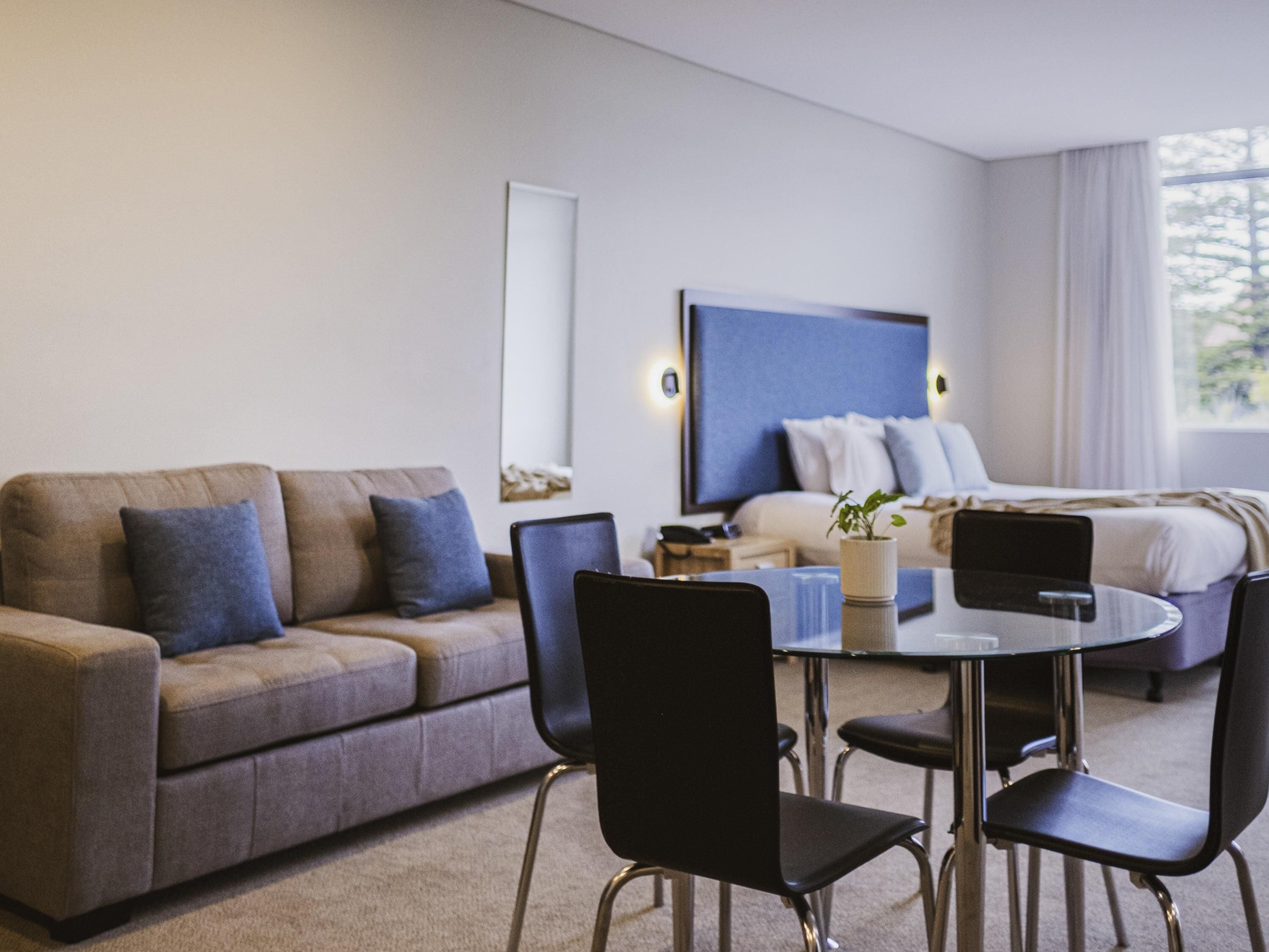 Habitación Deluxe, 1 cama King size, balcón | Ropa de cama de alta calidad, minibar, escritorio y cortinas blackout 