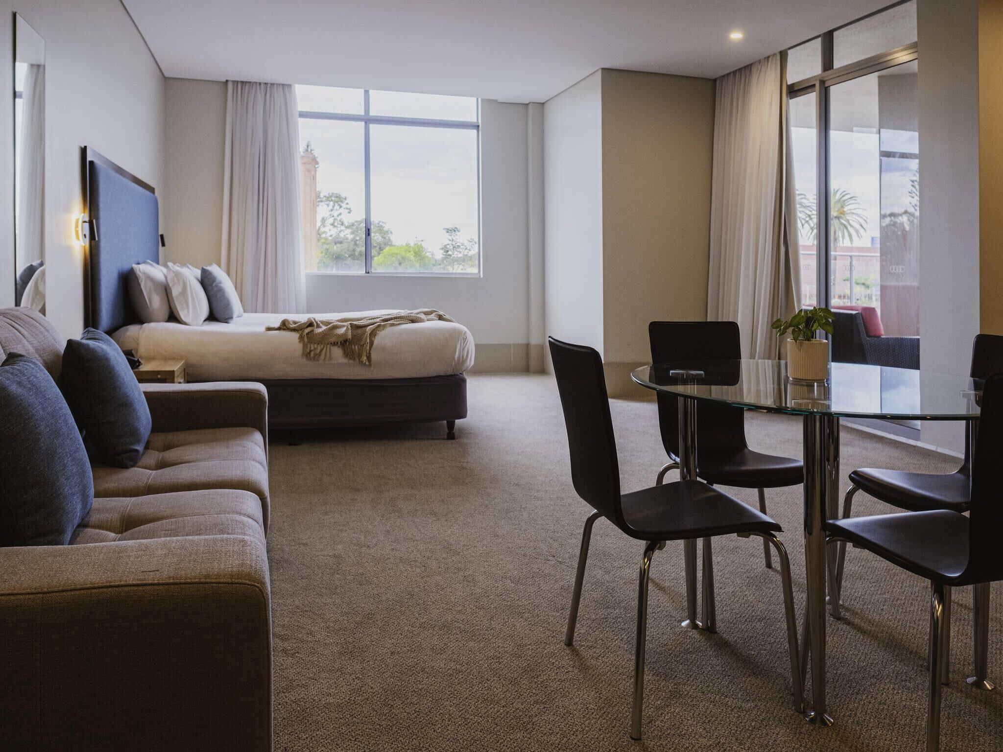 Deluxe kamer, 1 kingsize bed, balkon | Luxe beddengoed, een minibar, een bureau, verduisterende gordijnen