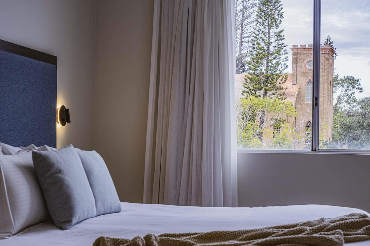 Sängtillbehör av högsta kvalitet, minibar och skrivbord