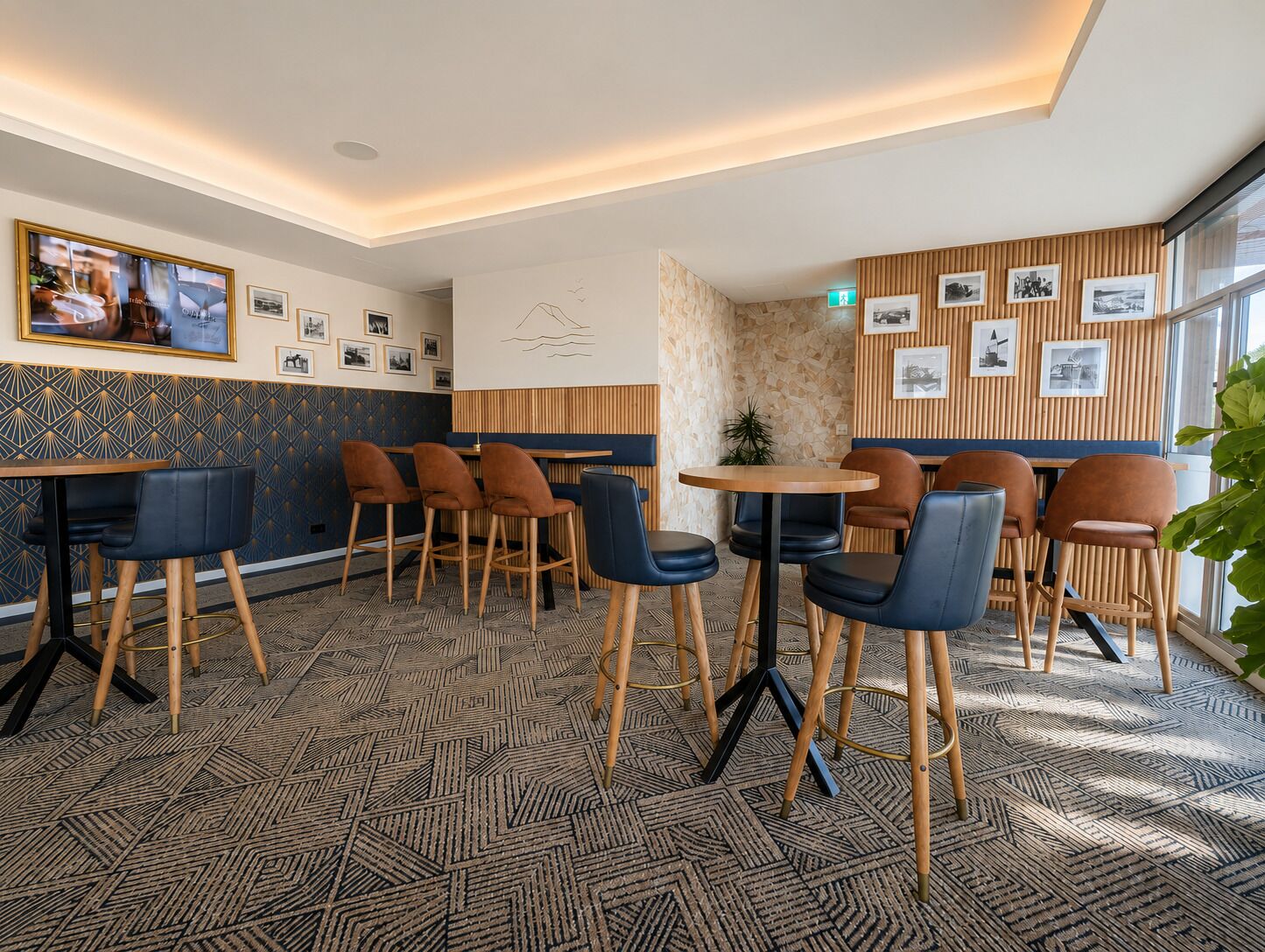 Een modern restaurant met een vloer in geometrisch patroon, houten en gestoffeerde zitplaatsen en lijstwerken aan de muren.