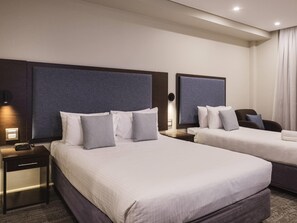 Ropa de cama de alta calidad, minibar, escritorio y cortinas blackout 