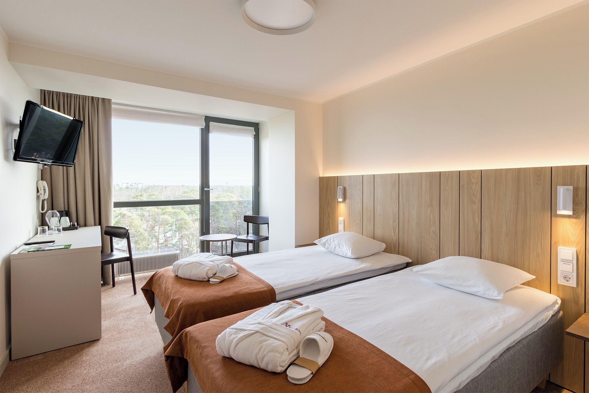 Escritorio, espacio para trabajar con laptop y cortinas blackout 