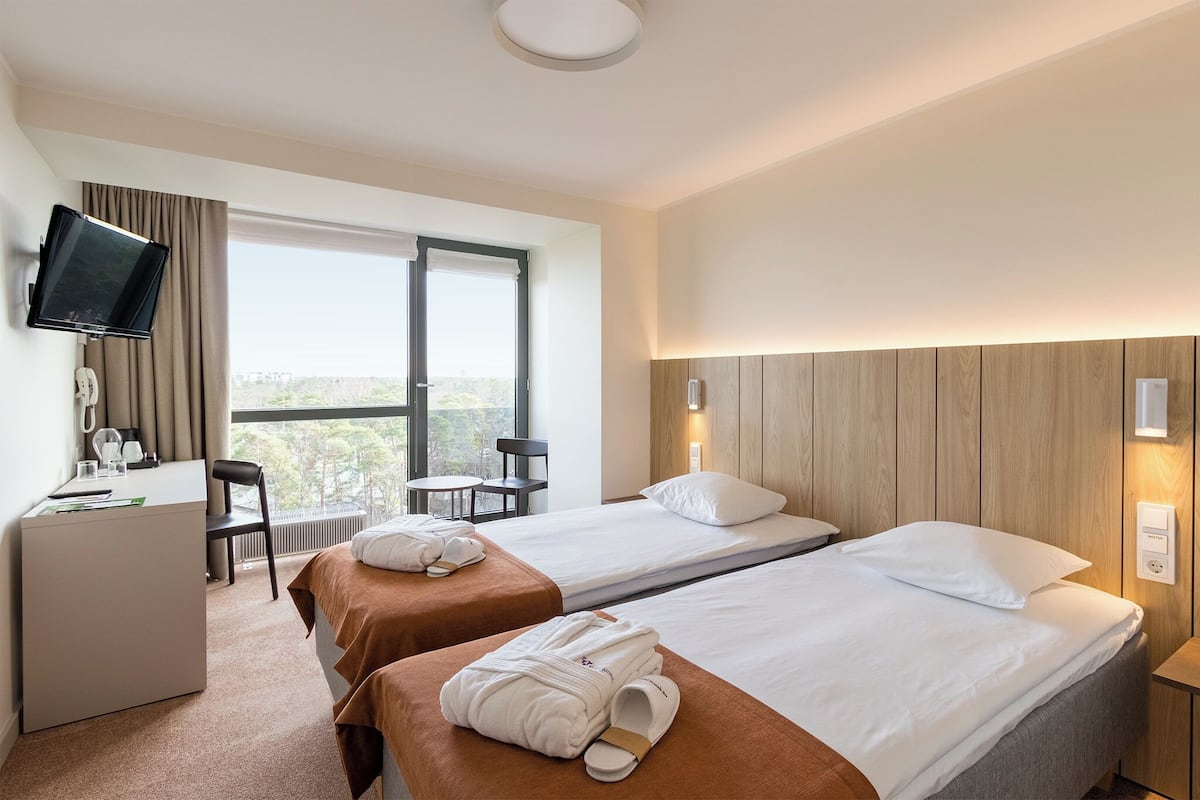 Escritorio, espacio para trabajar con laptop y cortinas blackout