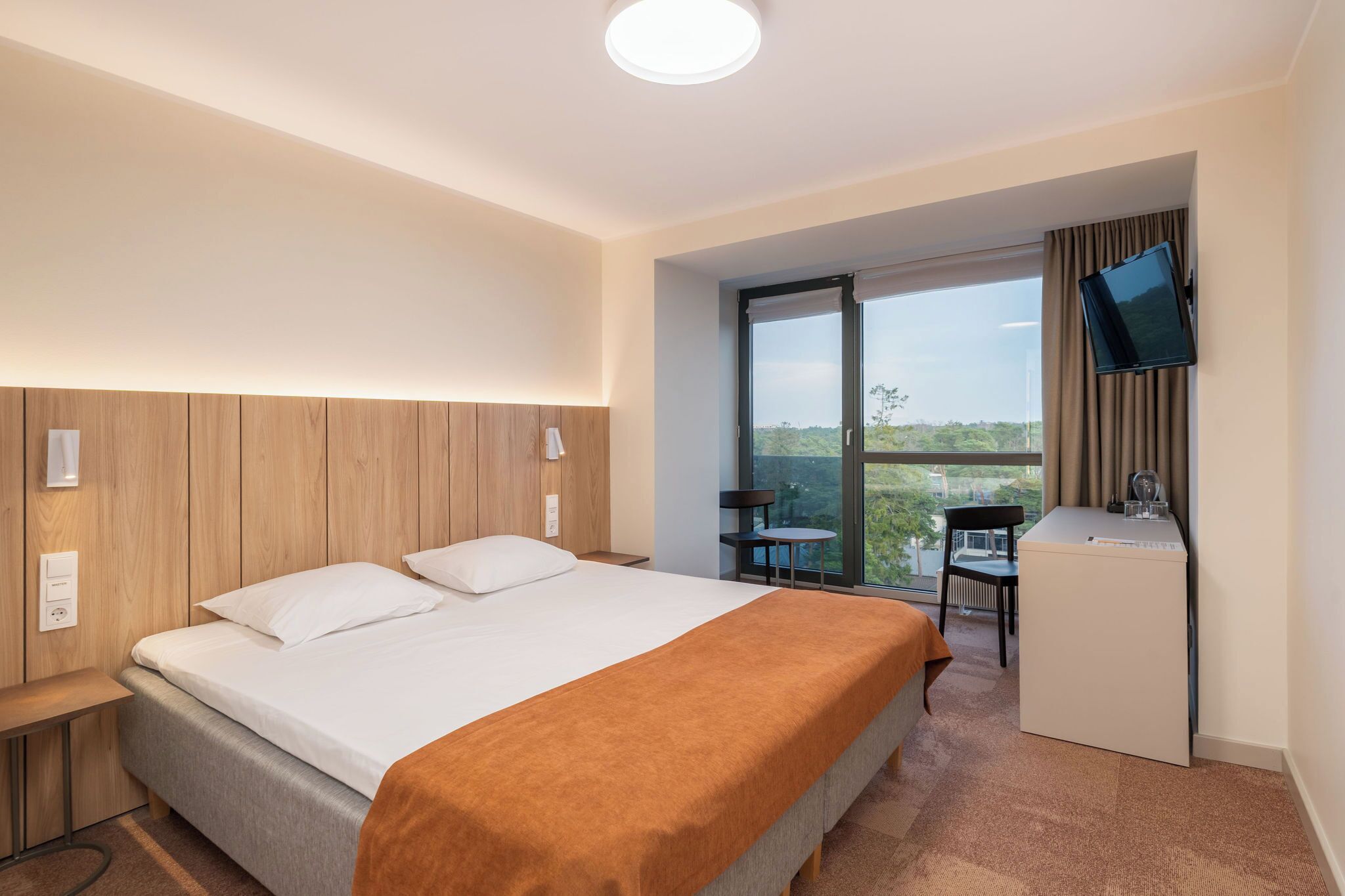 Escritorio, espacio para trabajar con laptop y cortinas blackout 