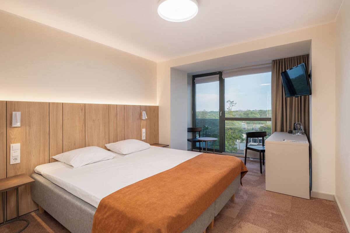 Comfort Double Room | Meja, ruang kerja komputer riba, langsir/tirai gelap terus 