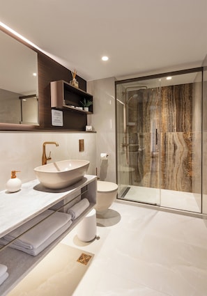 Suite | Salle de bain | Douche, articles de toilette (gratuits), séchoir à cheveux, pantoufles
