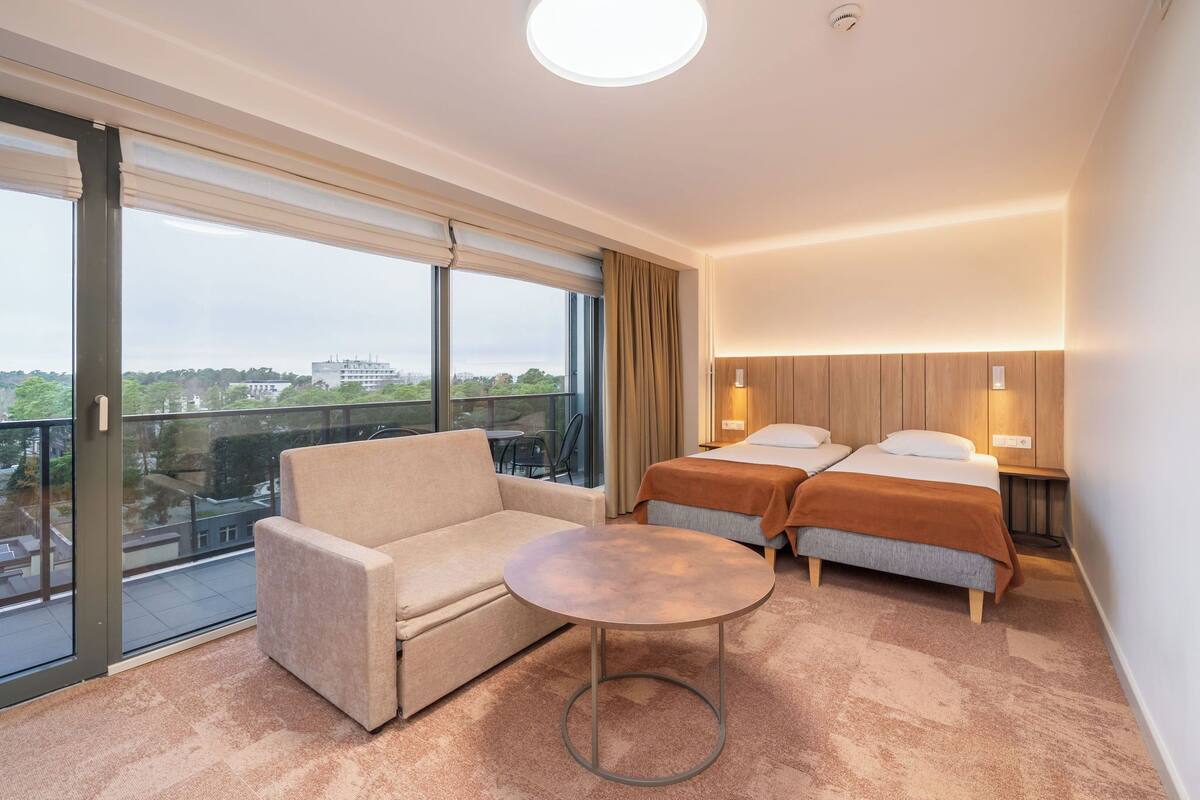 Premium Twin Room | Meja, ruang kerja komputer riba, langsir/tirai gelap terus 