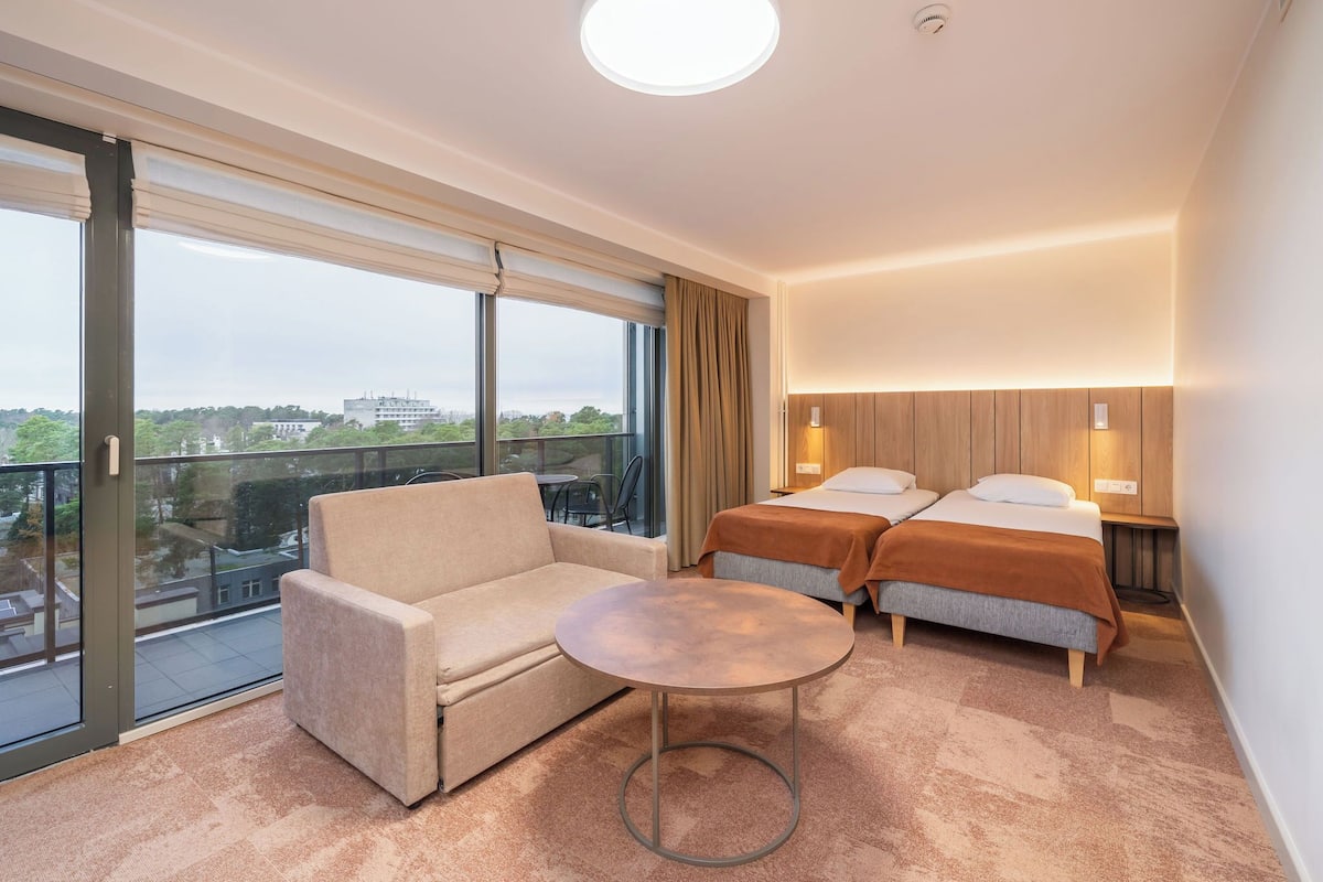 Premium Twin Room | Desk, laptop workspace, blackout curtains, iron/ironing board