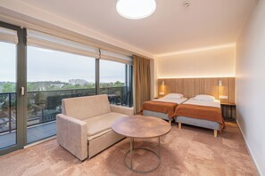 Kahden hengen premium-huone (kaksi sänkyä) | Työpöytä, kannettavalle tietokoneelle sopiva työtila, pimennysverhot