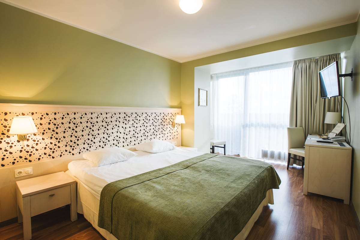 Standard Double Room | 1 bedroom, desk, laptop workspace, blackout drapes