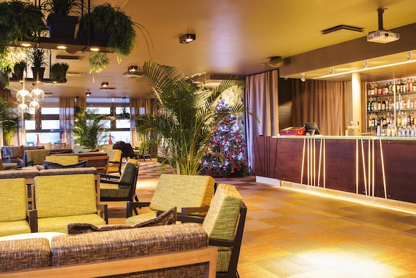 2 bars/lounges, swim-up bar, poolside bar