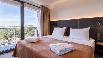 Una scrivania, postazione laptop, tende oscuranti, ferro/asse da stiro