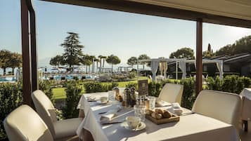 Se sirven comidas, cenas y cocina americana con vista al jardín