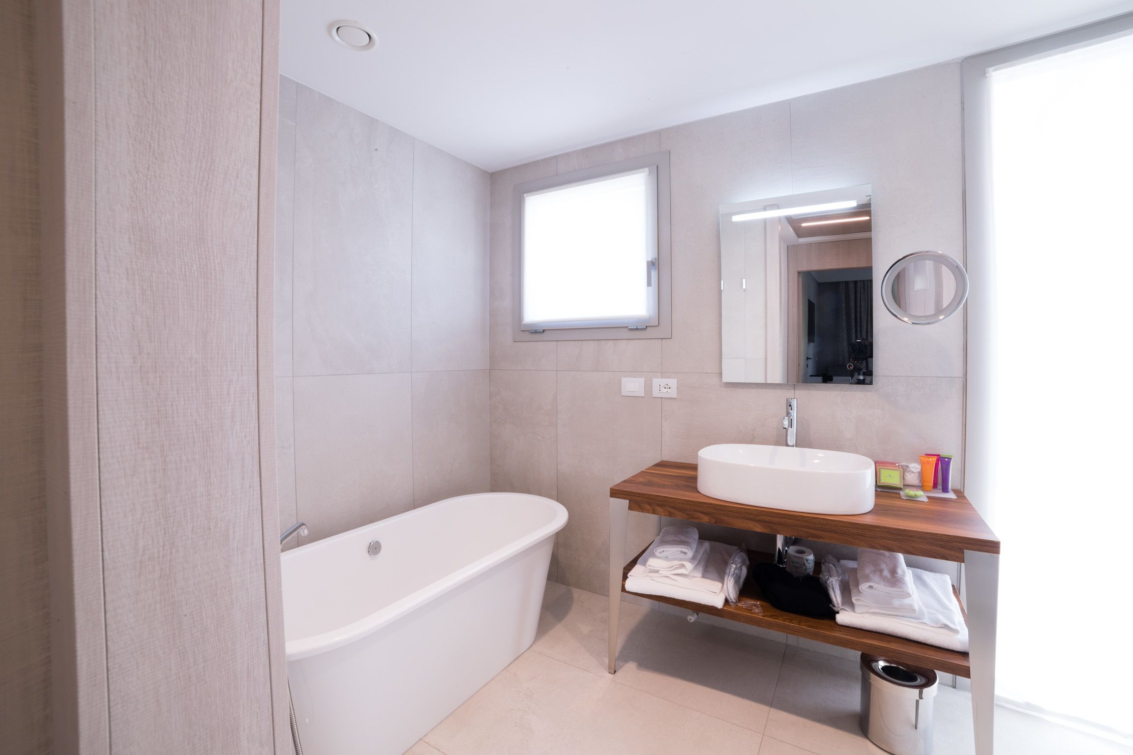 executive suite, 2 bedrooms (park) | bathroom | shower, free toiletries, hair dryer, bidet