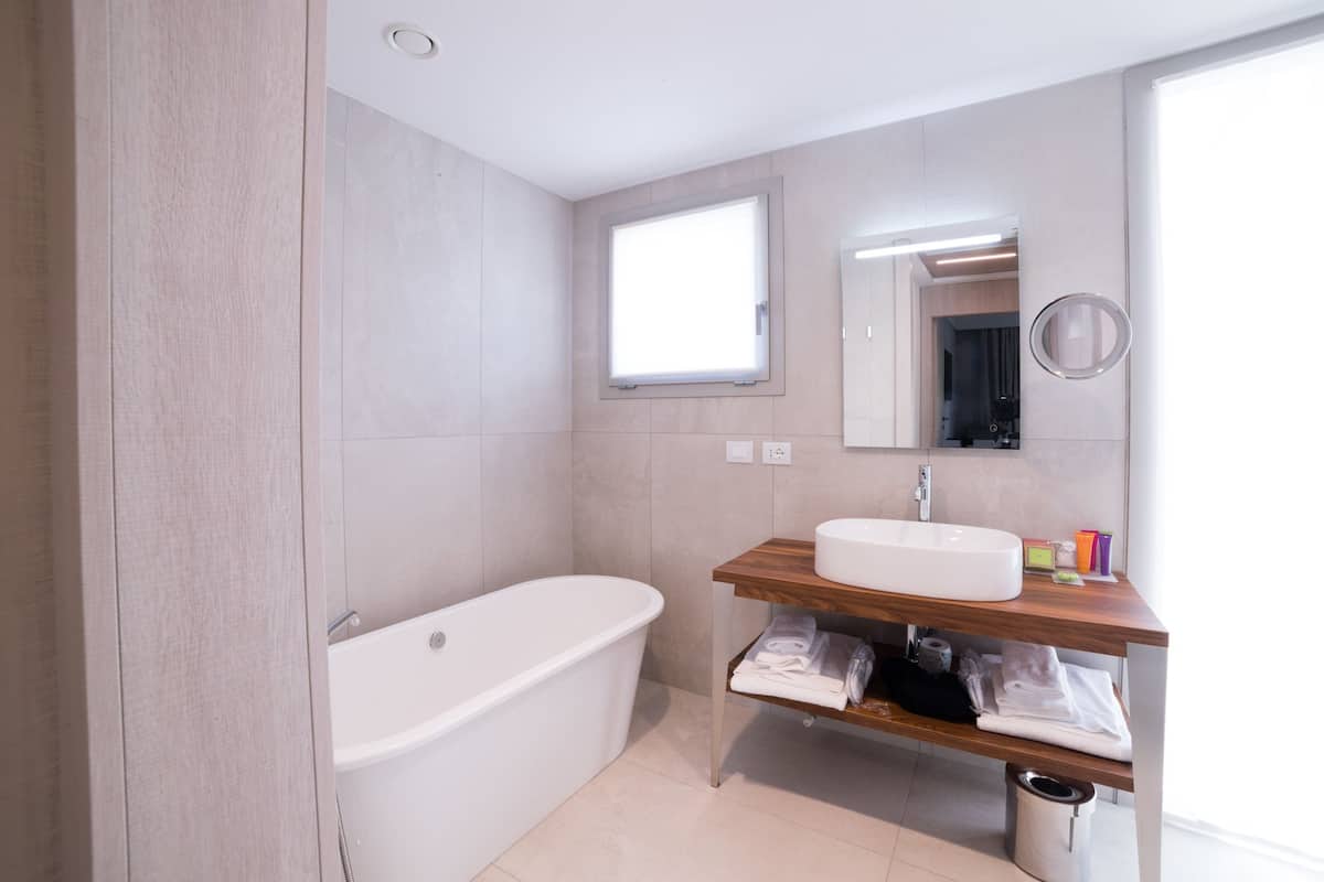 executive suite, 2 bedrooms (park) | bathroom | shower, free toiletries, hair dryer, bidet