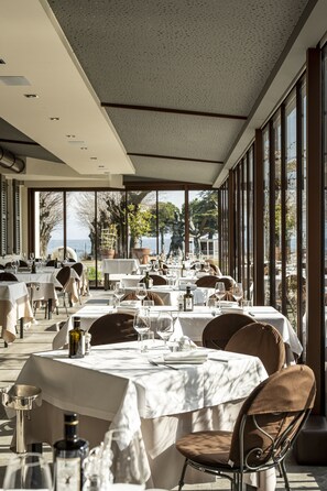 Dîner et souper servis sur place, cuisine américaine, vue sur le jardin 