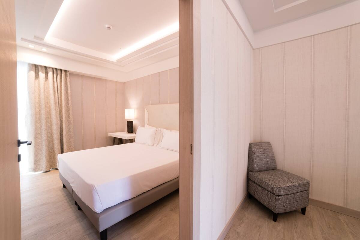 Executive Suite, 2 Bedrooms (Park) | Premium bedding, minibar, in-room safe, desk