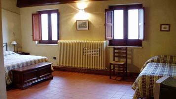 Vierbettzimmer | Bügeleisen/Bügelbrett, kostenlose Babybetten, Zustellbetten