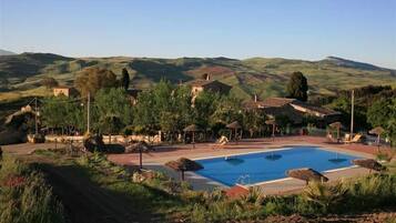 Außenpool, Sonnenschirme