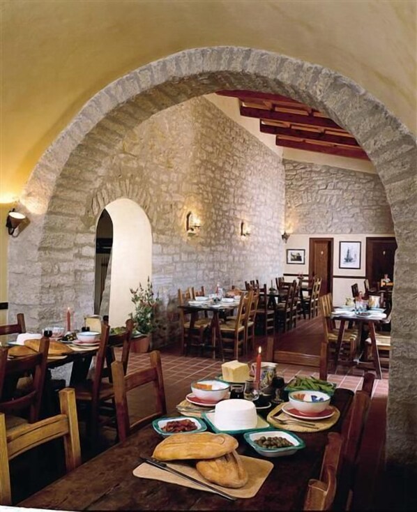 아침 식사, 점심 식사 및 저녁 식사 제공