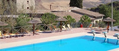 Piscine extérieure, parasols de plage