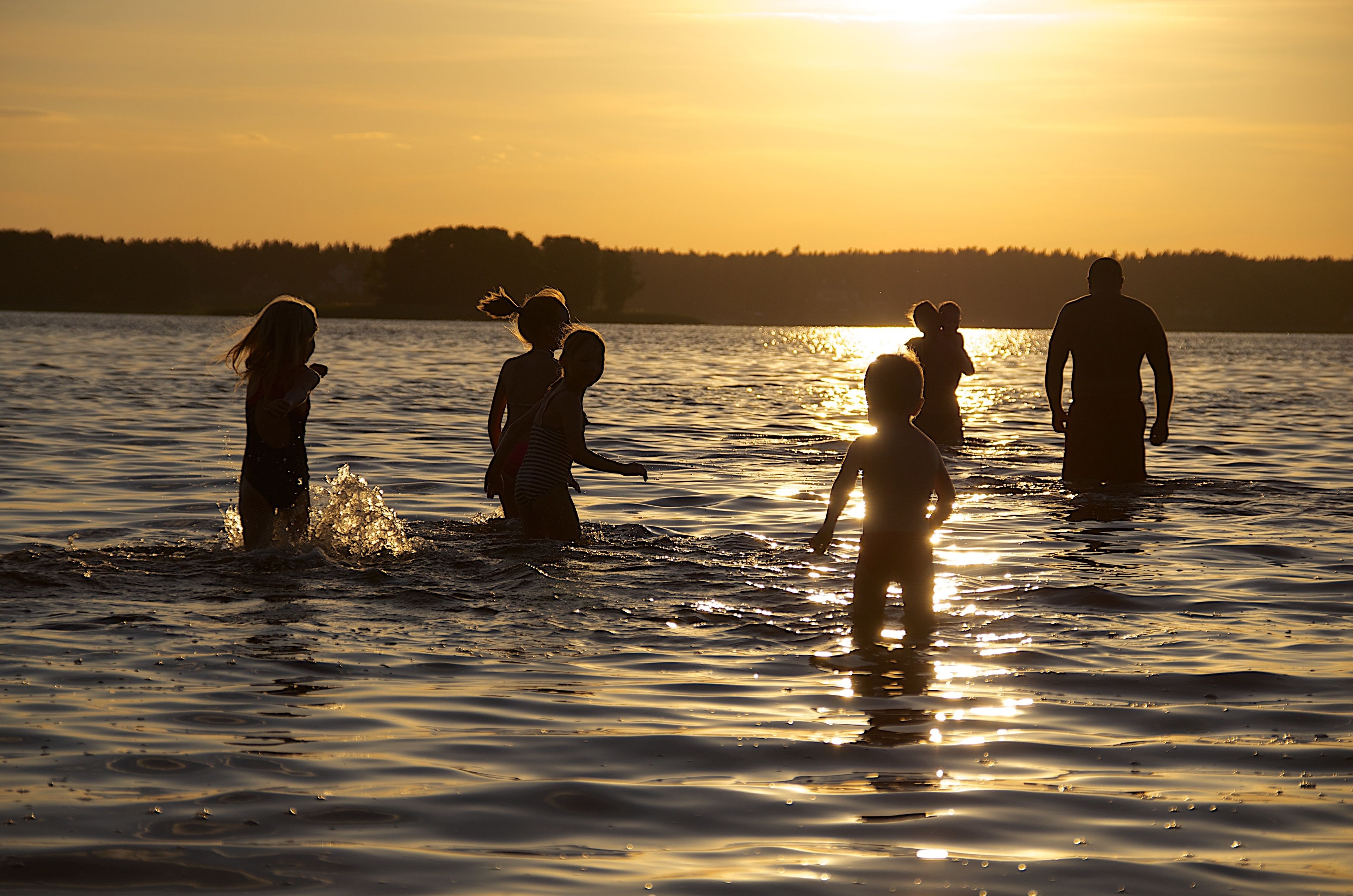 En la playa, playa de arena blanca, ski acuático y windsurf 