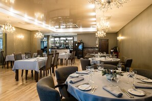 Breakfast, lunch and dinner served - Hotel Baltvilla (Garkalnes novads)
