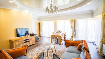 Presidentiële suite | Woonruimte | Een 32-inch smart-tv met digitale zenders en televisie