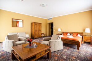 Suite – junior, 1 dobbeltseng | Allergitestet sengetøy, minibar, safe på rommet og skrivebord