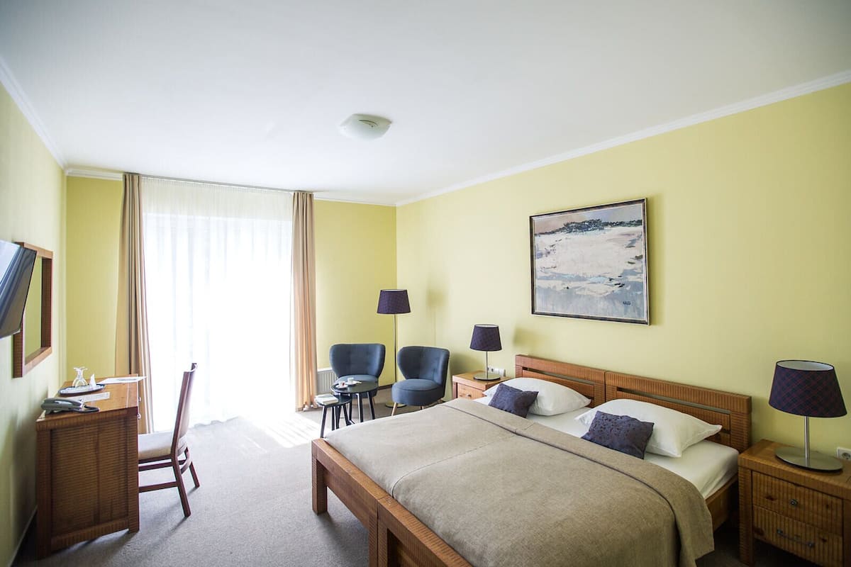 Hypoallergeen beddengoed, een minibar, een kluis op de kamer, een bureau