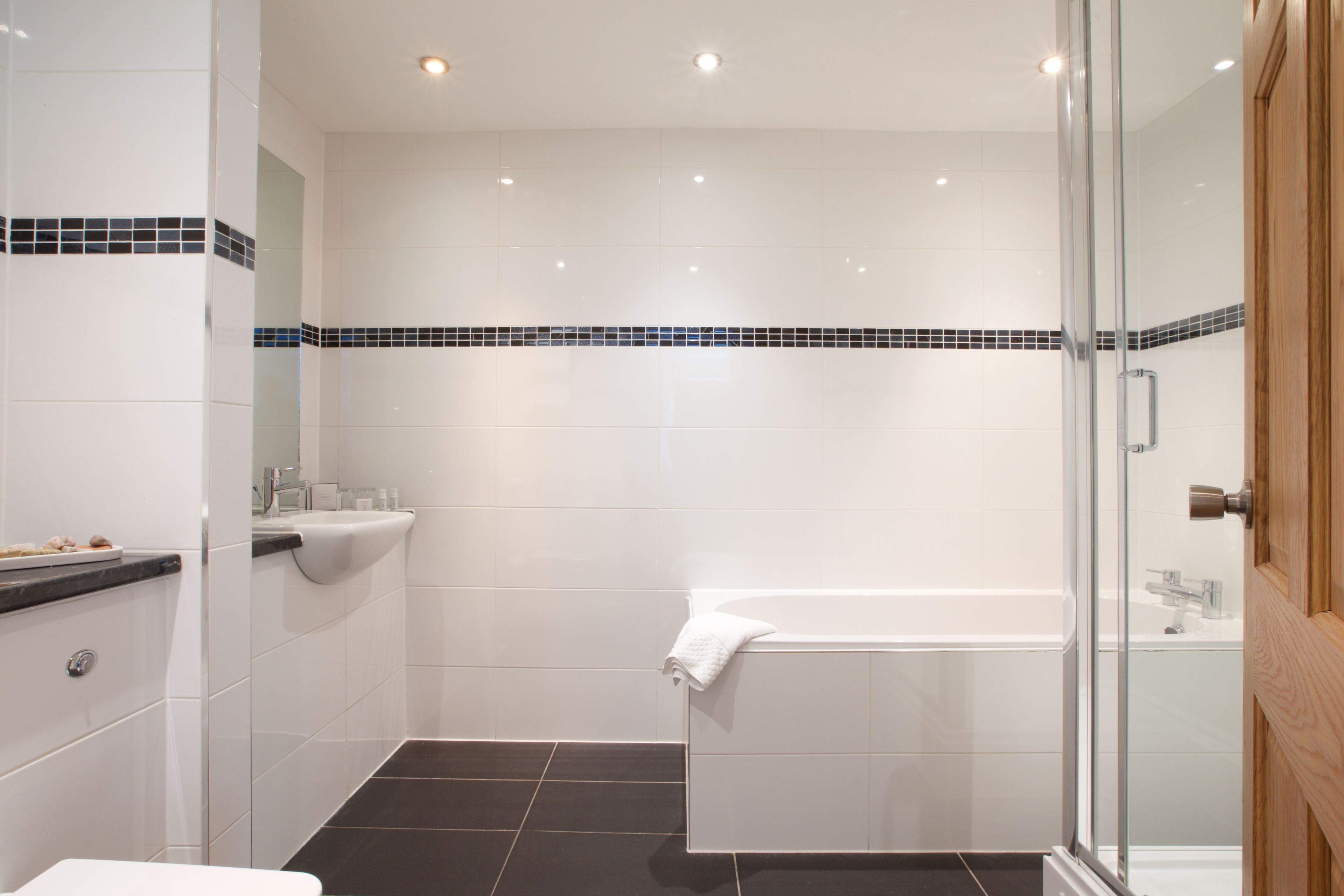 principle double room | bathroom | combined shower/bathtub, free toiletries, hair dryer, towels