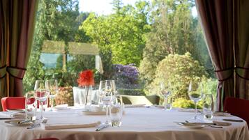 Se sirven desayunos, cenas y cocina local con vista al jardín