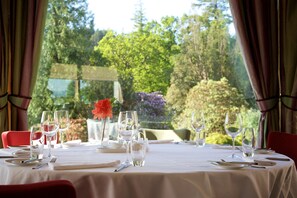 Breakfast, dinner served; local cuisine, garden views 