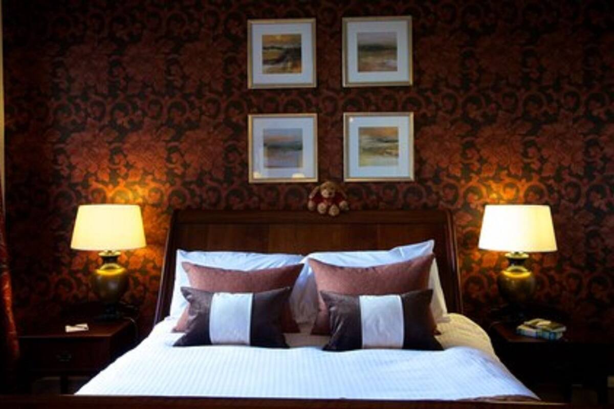 principle double room | individually decorated, desk, free wifi, bed sheets